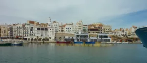 Edifici comercial al port de l’Ametlla de Mar